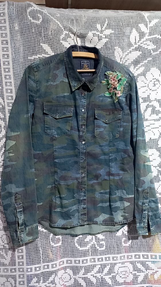 Chemise brouillé avec une touche spéciale fleuri et strass 