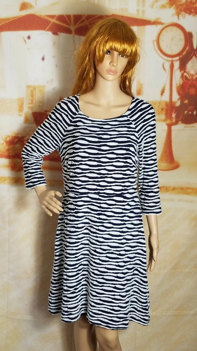 Une robe en tricot texturé géométrique noir et blanc d'ECI New York fiha darba sghira brcha min tali taraj3 tet5ayett