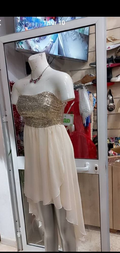 Robe soirée doré et beige on très bonne état 
