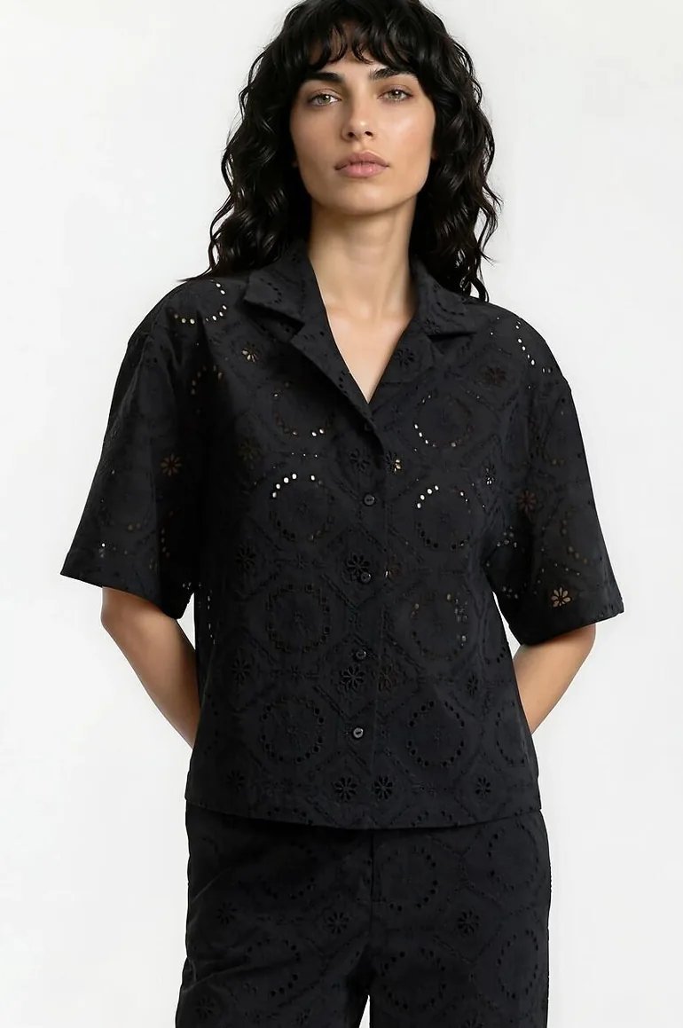 Chemisette noire de chez BZB ou ONLY est confectionnée en broderie anglaise avec des manches courtes et un col classique