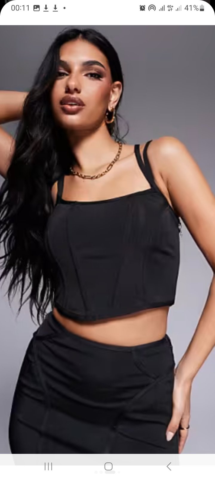 Hauts de style corset noir de marque Bershka, parfaits pour un look élégant et ajusté