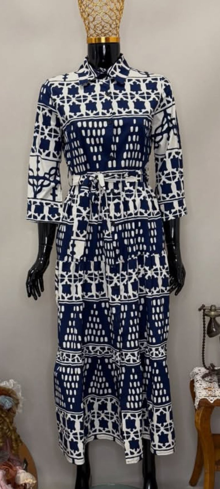 Robe chemise avec des détails en bleu marine et beige état neuf 