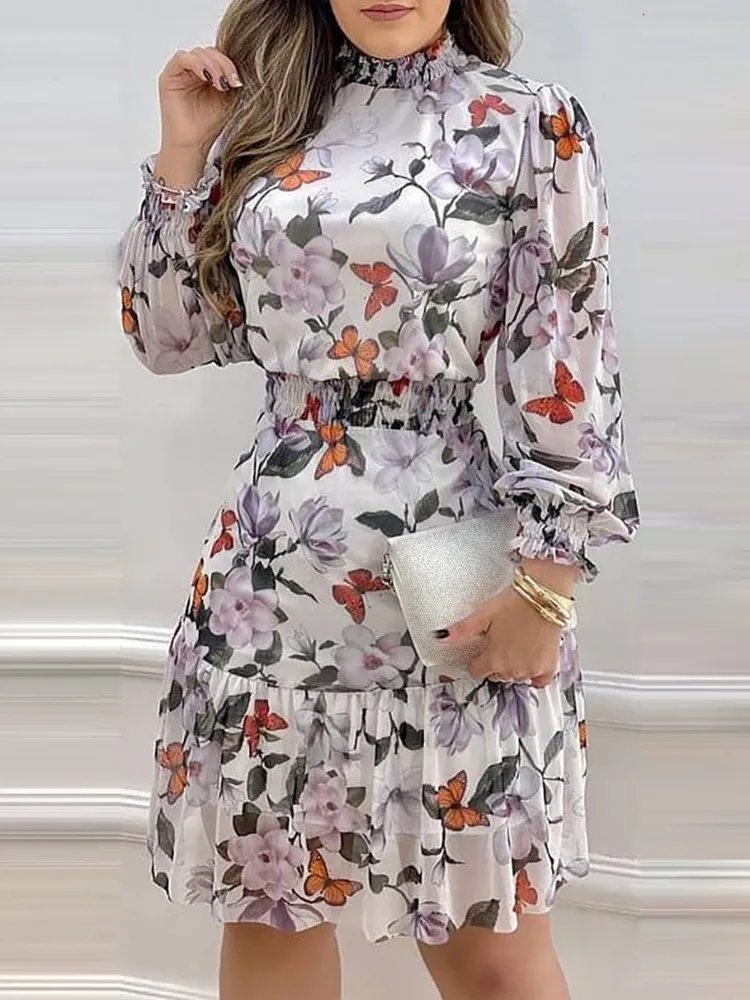  robe à manches longues Temu présente un imprimé floral et papillon distinctif avec un col montant froncé.
