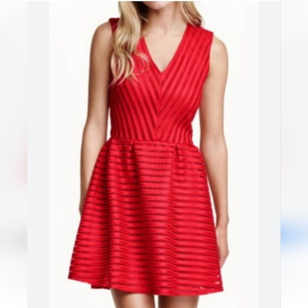 Robe patineuse H&M rouge sans manches présente un col en V et une texture rayée ajourée