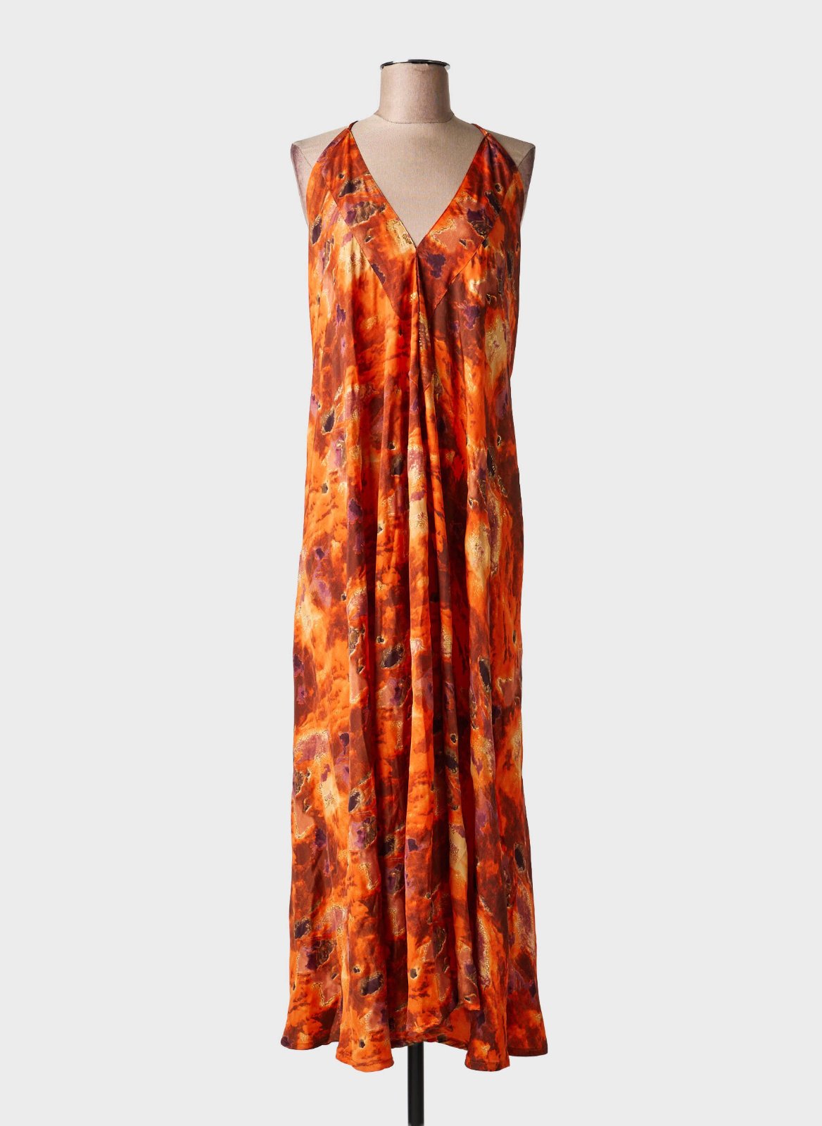 Robe orange à motif batik par Angel Circle présente un col en V et un design sans manches