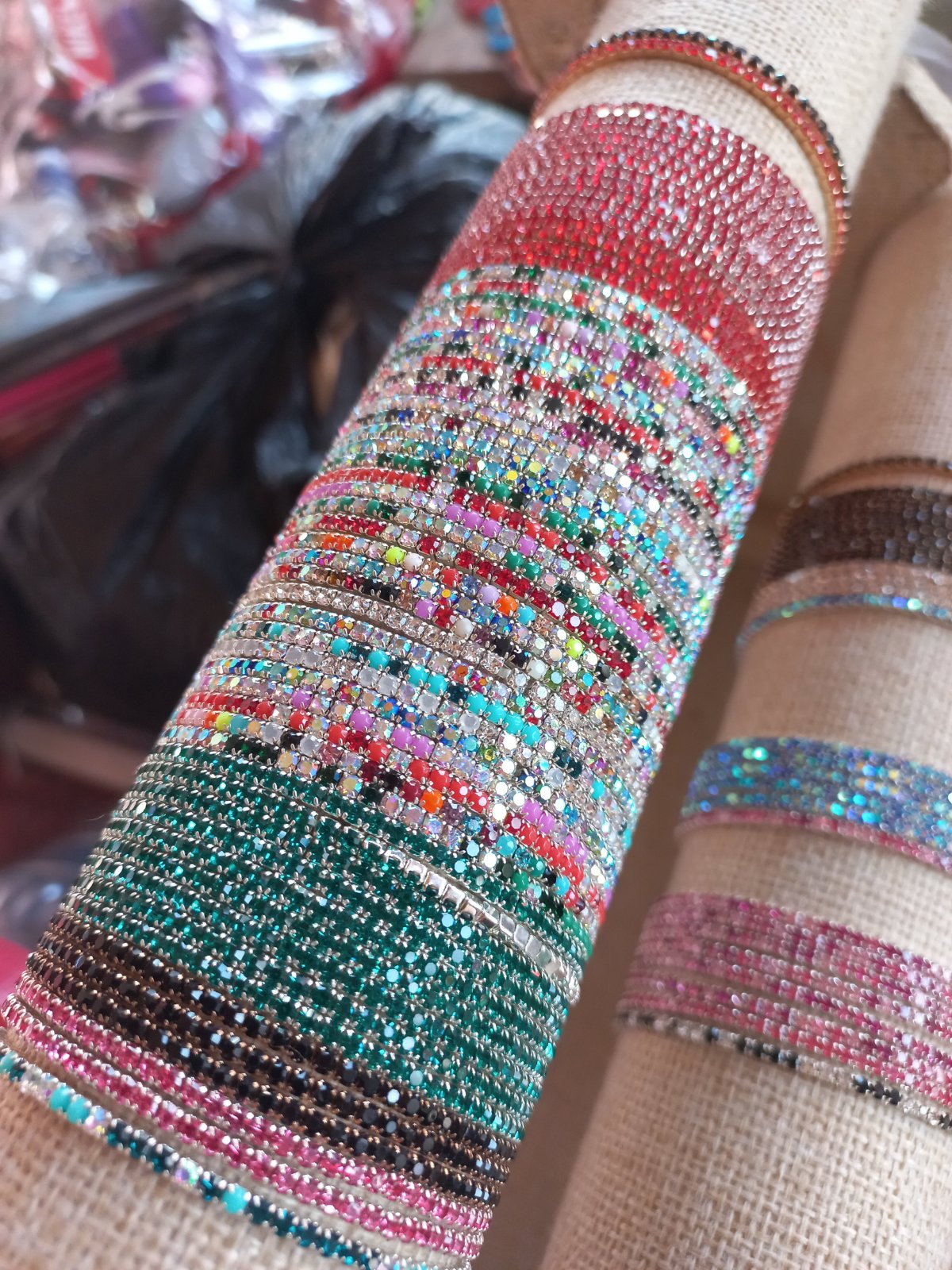 4 pièces au choix bracelets élastiques étincelants, parfaits pour l'accumulation estivale, sont souvent vendus en ensembles colorés de style strass tennis 