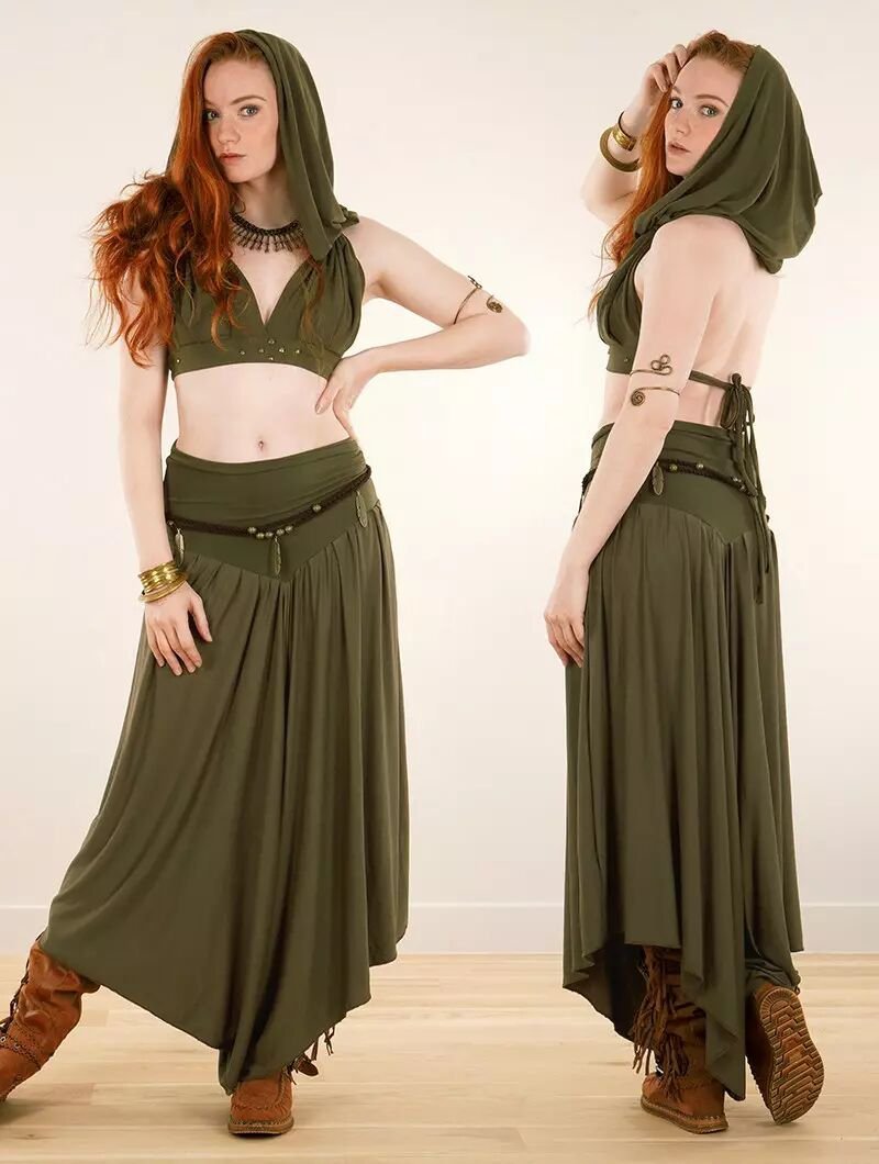 Pantalon sarouel fluide (souvent appelé pantalon-jupe en raison de sa coupe extrêmement ample et drapée) de couleur vert kaki, caractérisé par un entrejambe très bas, des liens de serrage fins et des chevilles élastiquées.