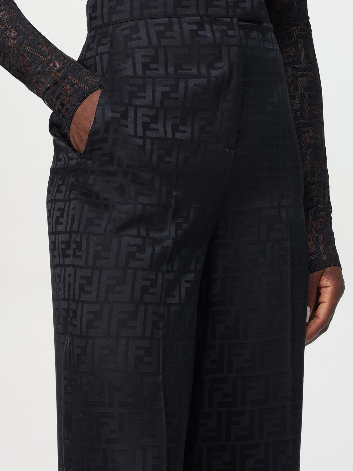 Pantalon noir Fendi présente un élégant motif FF ton sur ton subtilement tissé en jacquard