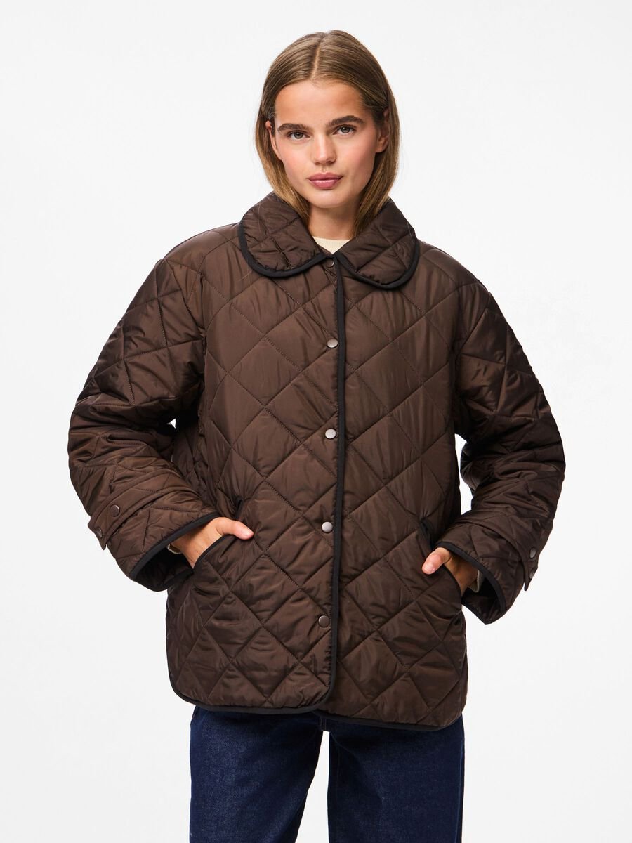 Veste matelassée marron ressemble fortement au style classique des vestes Husky, souvent fabriquées en polyester et appréciées pour leur confort léger. 
