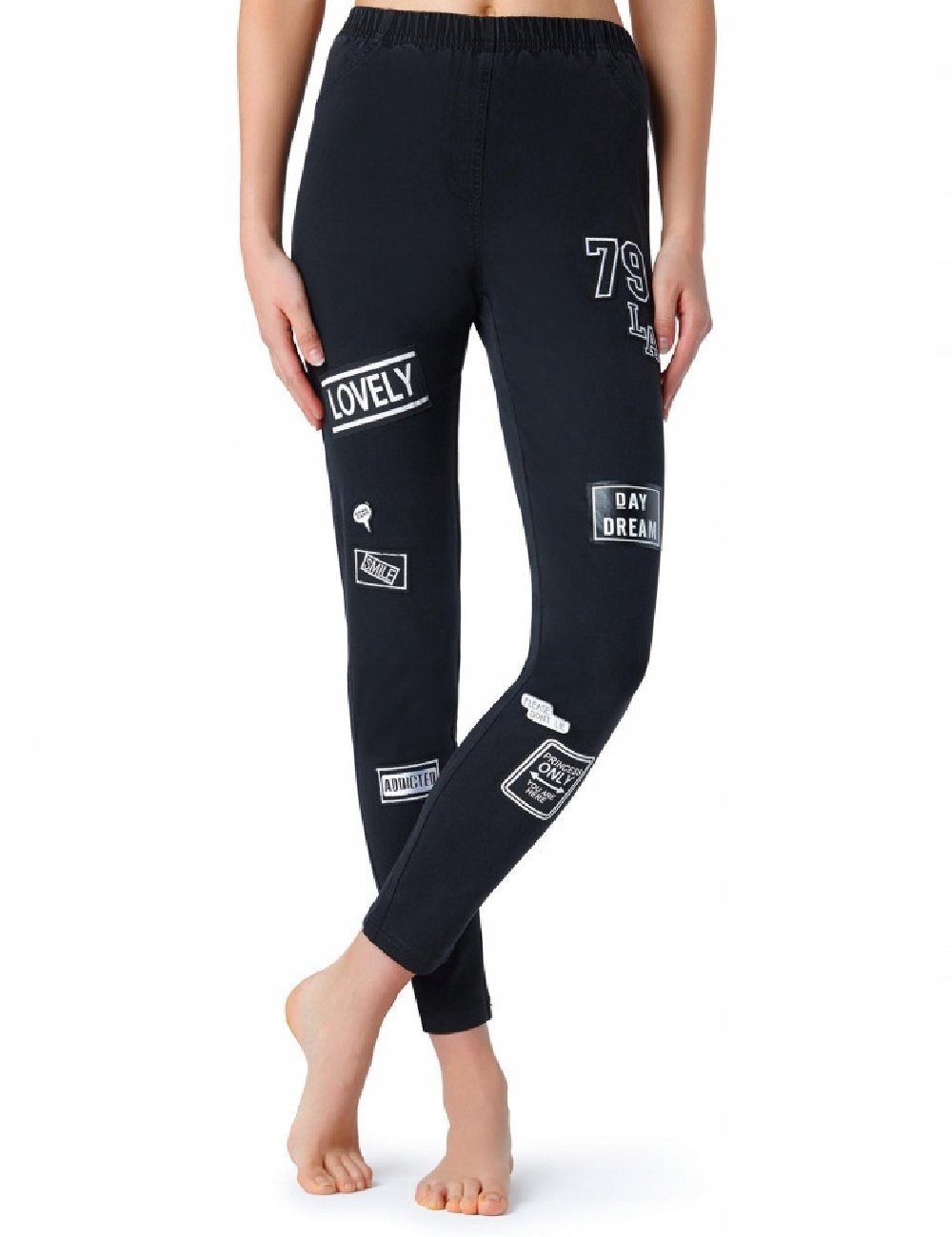  jeans noirs 3al gris Calzedonia se distinguent par leurs divers écussons brodés et leurs inscriptions graphiques.