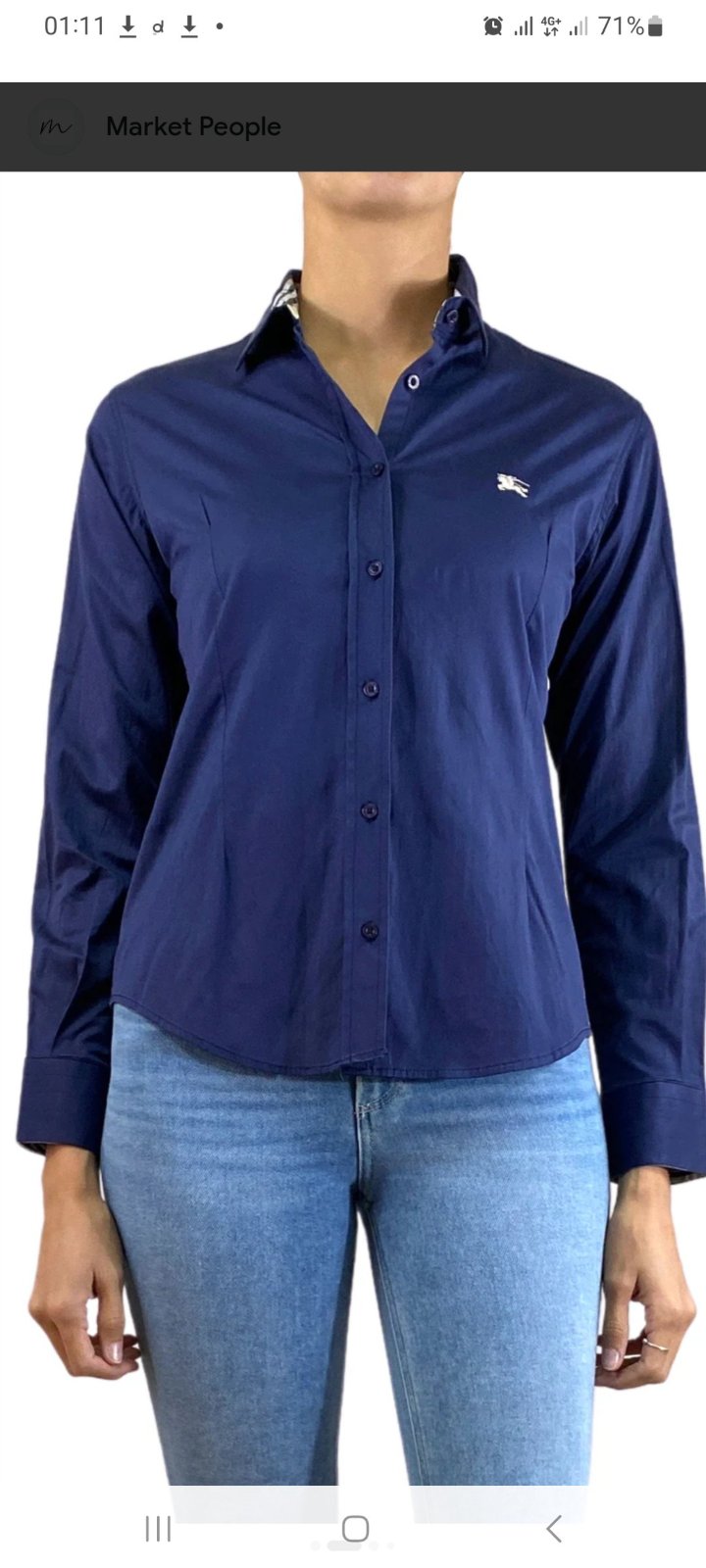 Un chemisier slim fit  en coton bleu marine signé Burberry, un grand classique de la marque britannique taille mal noté tlbess 36 seulement.
