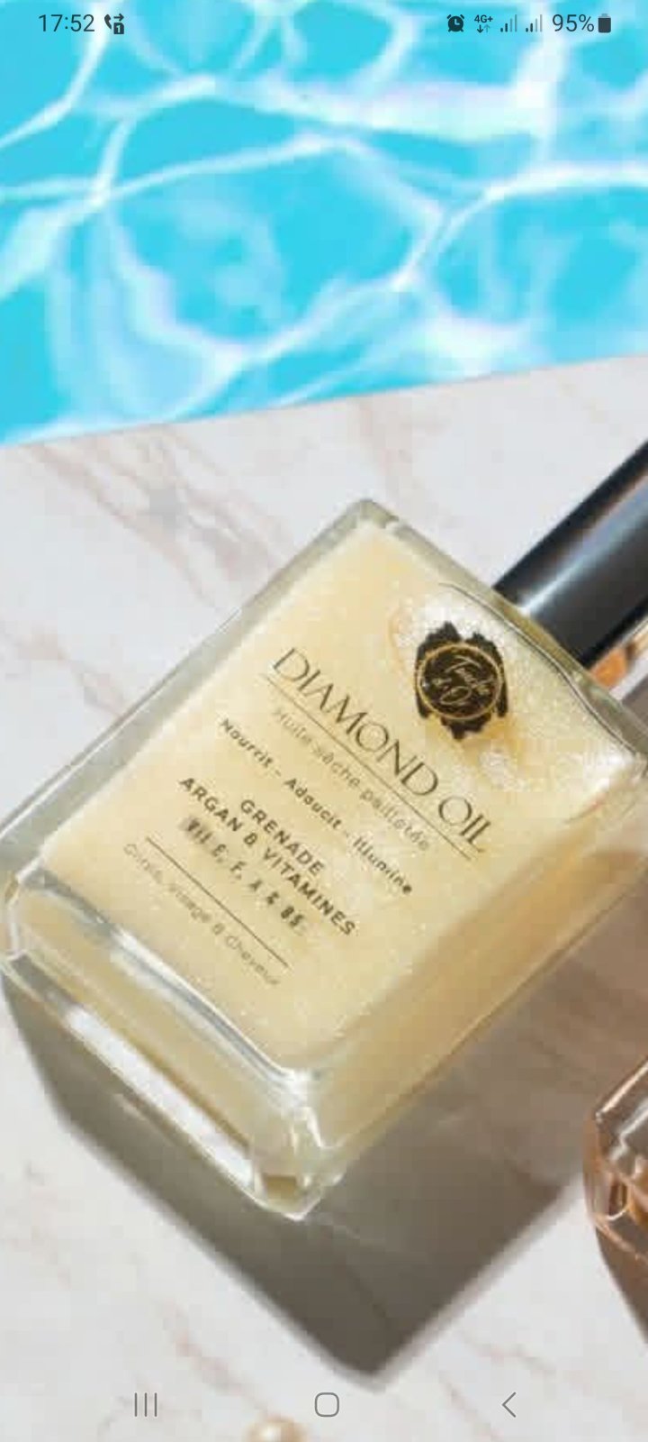  huile sèche pailletée Touche d'Or Diamond Oil offre une protection solaire SPF 20.