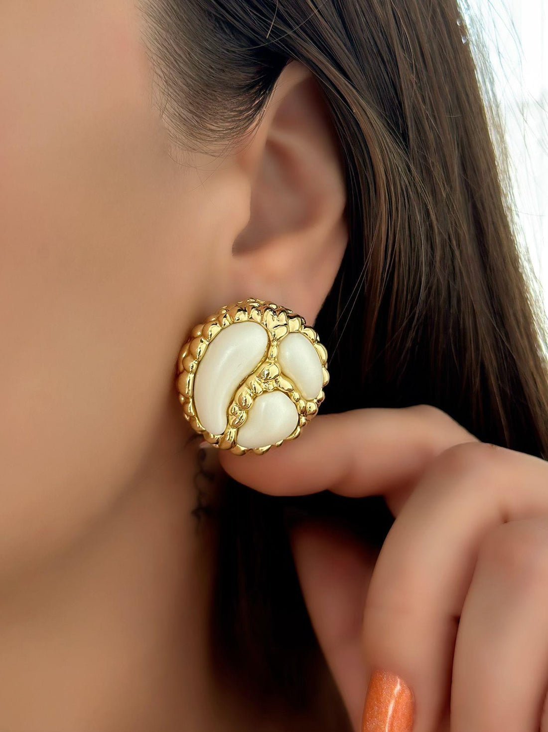 Des boucles d'oreilles fantaisie de la marque PL Fashion Jewellery, caractérisées par un design circulaire doré avec des inserts en résine bleu pâle