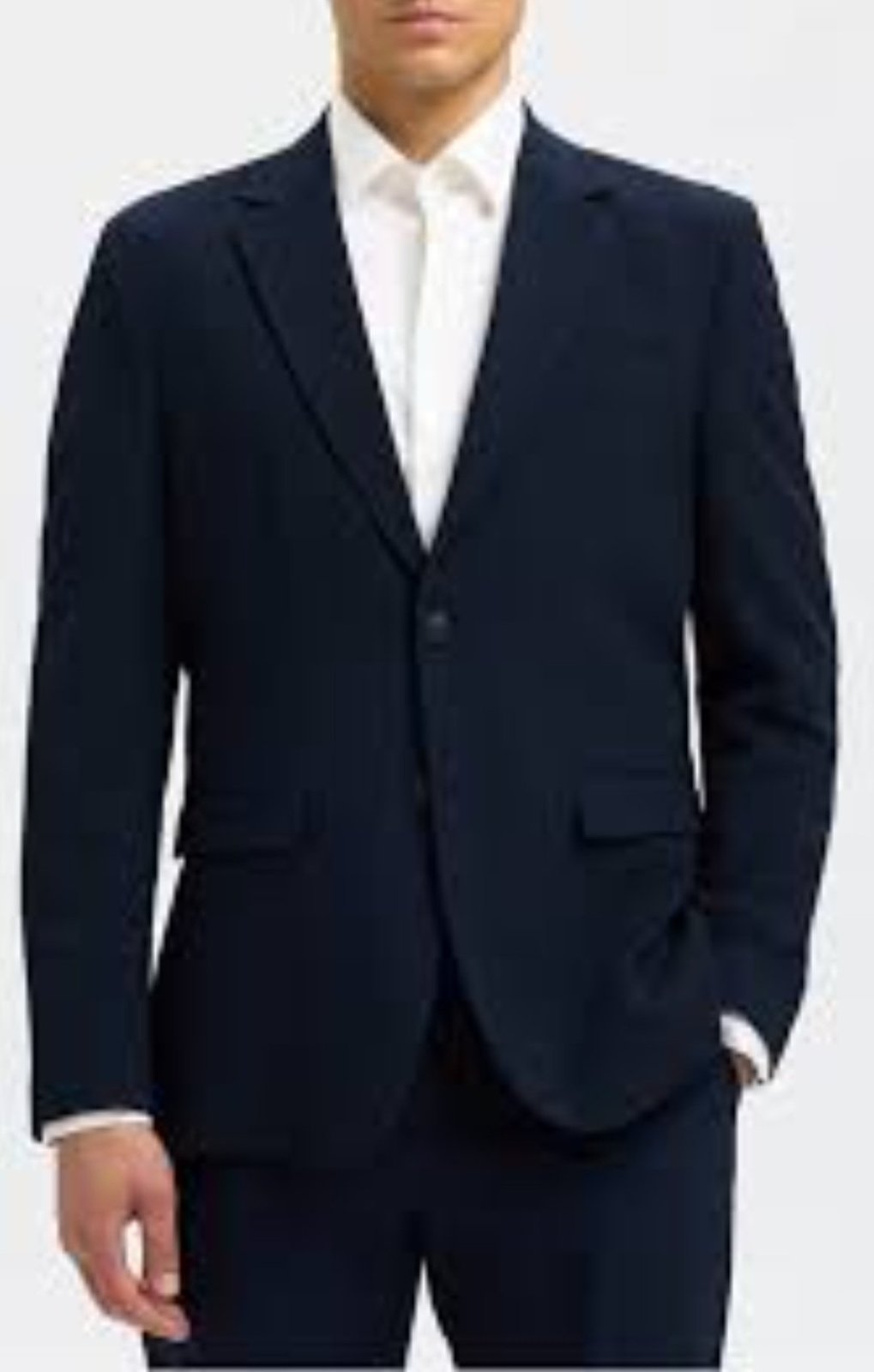 Veste de costume noire pour homme, probablement de style blazer classique,