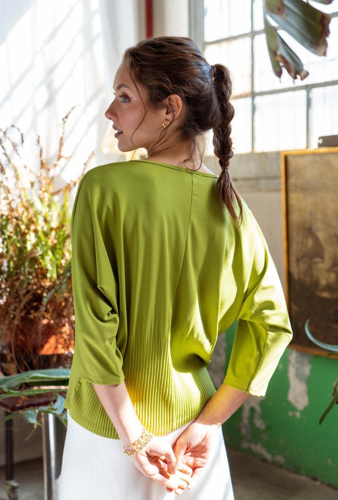 Une tunique Nina Kendosa Lise vert olive avec une coupe ample.