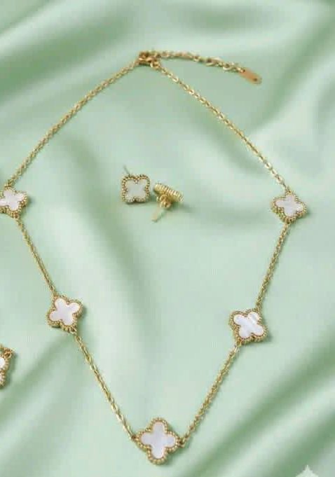 Parure de bijoux en acier inoxydable (Stainless Steel) comprend un collier et des boucles d'oreilles assortis, reprenant le motif tendance du trèfle à quatre feuilles en blanc  inspiré de la célèbre collection de haute joaillerie Van Cleef & Arpels