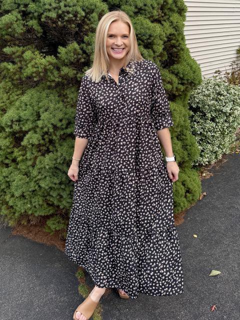 Robe est une pièce de la marque En Vogue, caractérisée par un imprimé abstrait noir et blanc