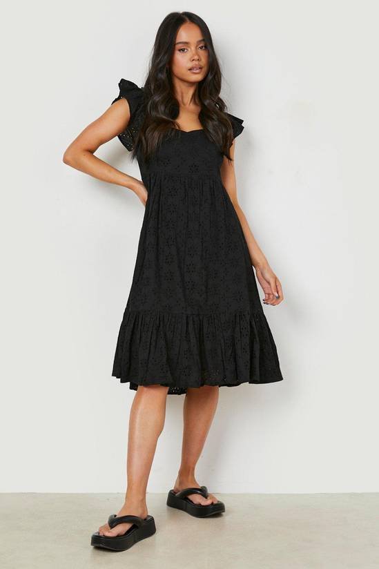 Robe noire est une pièce décontractée qui se caractérise par des détails volantés sur les épaules et une taille froncée