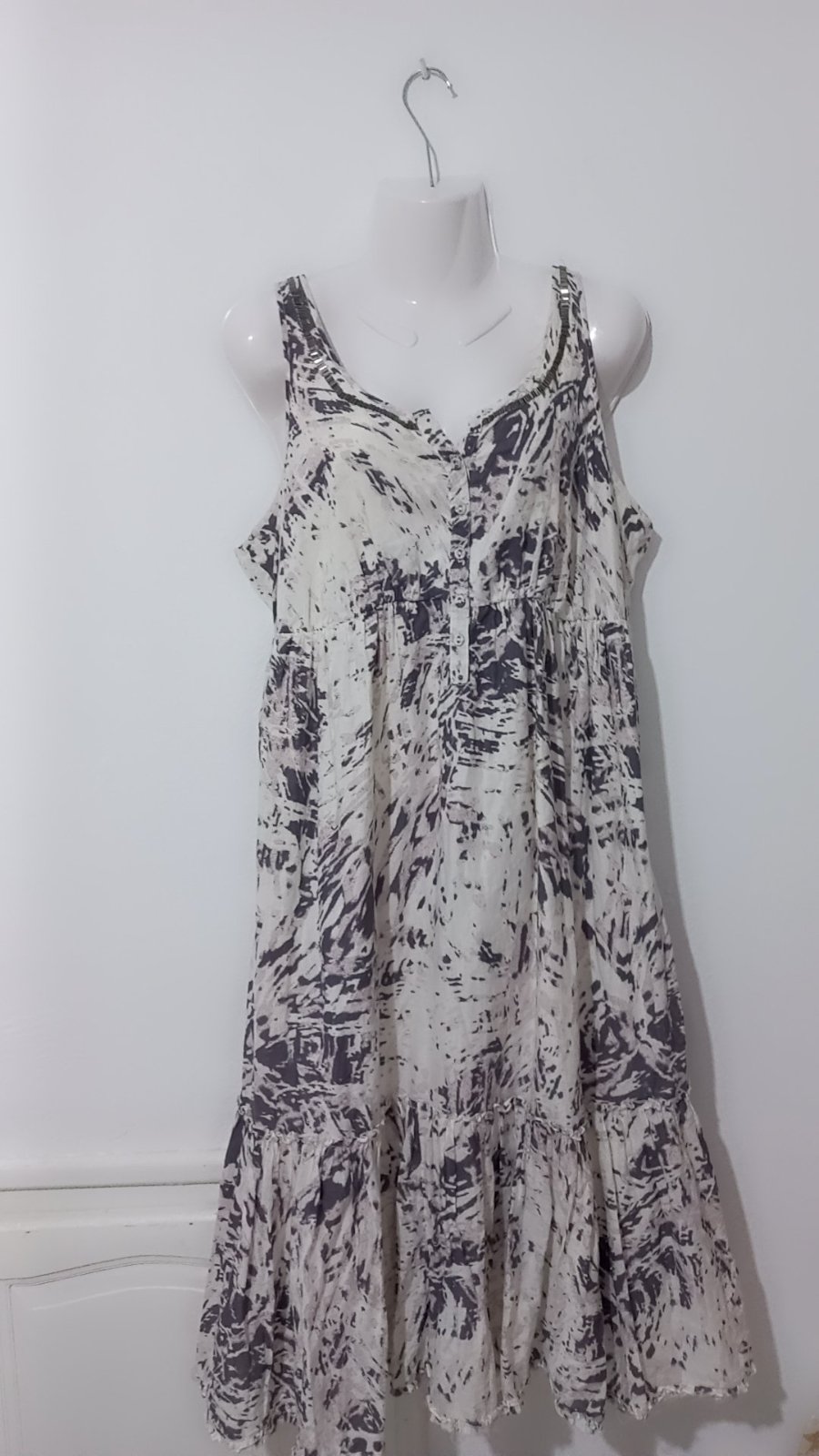 Robe longue sans manches "Ink Veil" de Clothes By Locker Room arbore un motif abstrait blanc et gris