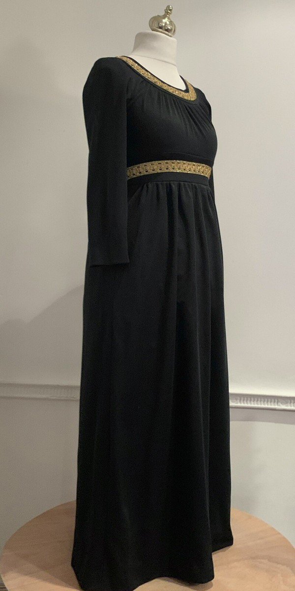  Robe longue est ornée de broderies dorées et de perles sur la taille et les épaules.
