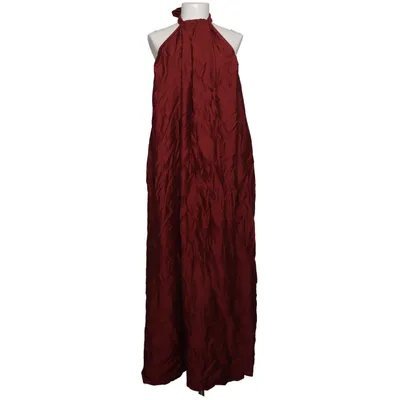 Robe longue bordeaux présente une texture froissée caractéristique et une coupe dos nu min fouk tlbess 36/38 w milouta hata 44 tlbess donc tnajm ta3mel modification t7elll lastique de dos bnisba ltoul twila 3laker tlbess hata 1m90