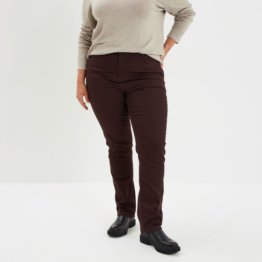Un pantalon de type jean de couleur marron foncé.