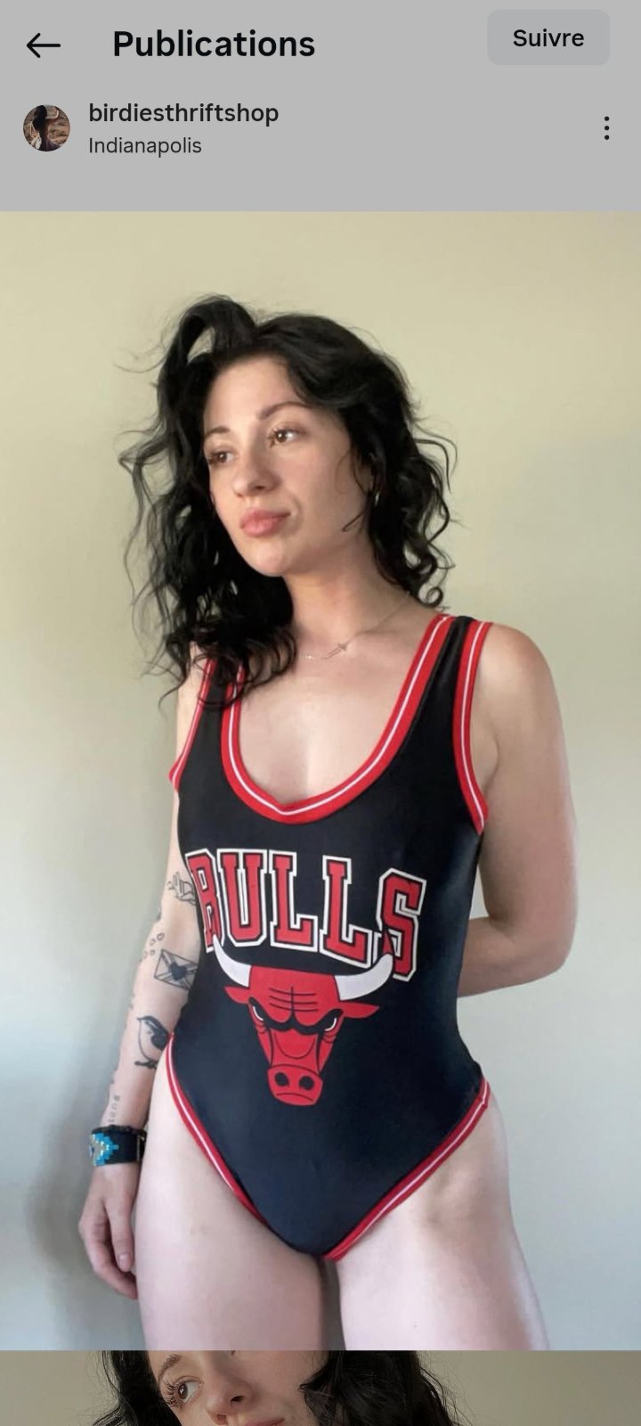 Maillot de bain une pièce est un modèle NBA Chicago Bulls pour femmes, généralement fabriqué en polyester et élasthanne. 