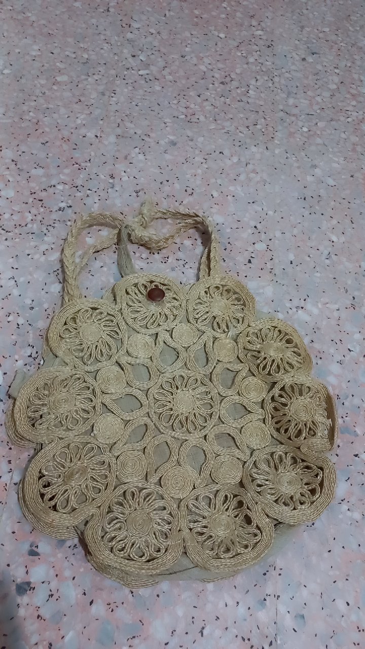 Sac à main rond en raphia, de style bohème, est fabriqué à la main à Madagascar à l'aide de la technique du crochet.
