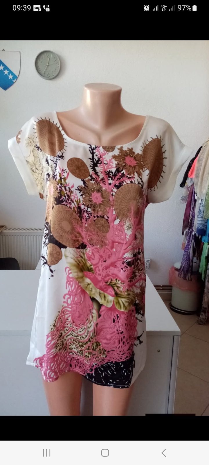 Robe est une tunique d'été blanche à manches courtes avec un imprimé corail rose et des motifs circulaires bruns