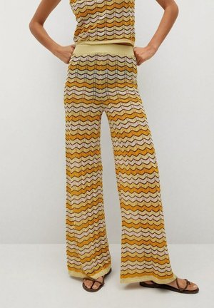 Pantalon Mango à jambe large arbore un motif chevron coloré en maille ajourée.