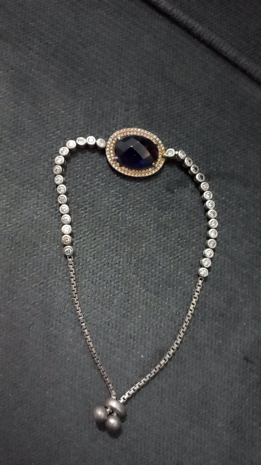 Bracelet en argent matbou3a 925 magtou3a w mal7ouma si nn fass bleu fih reflet mta3 nar si nn tetsala7 w tandaf 3andha minimum 14 ans 