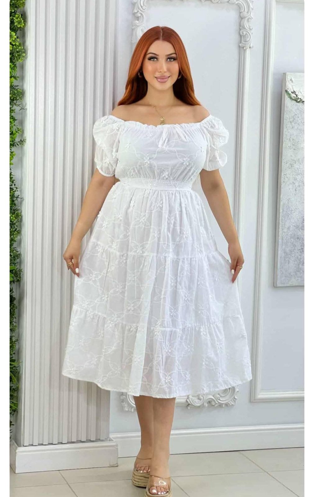 Robe blanche  brodé est une pièce de style décontracté avec un col élastique, des manches courtes et une taille cintrée