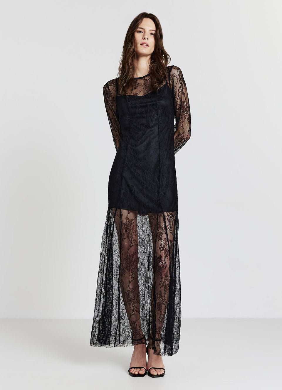 Robe OVs en dentelle noire présente une coupe longue et droite avec des manches longues
