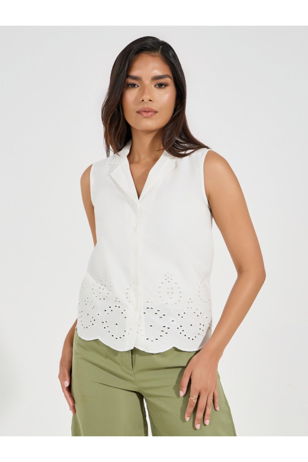 Chemise  pour femme de couleur blanche avec des détails brodés