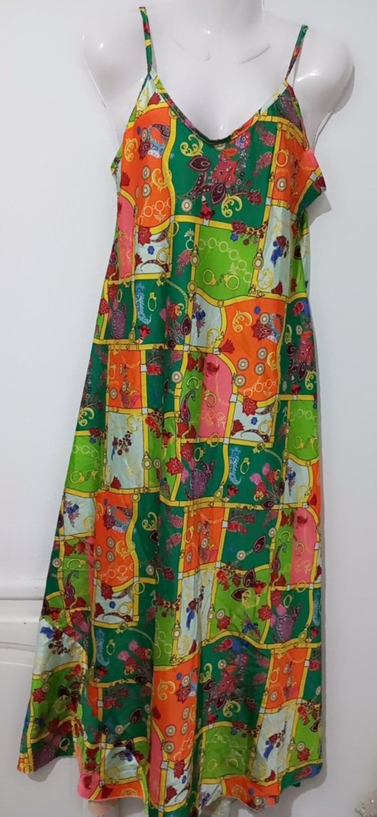 Robe longue à bretelles de marque Trendyol présente un motif ethnique vibrant et coloré en vert, orange et rose
