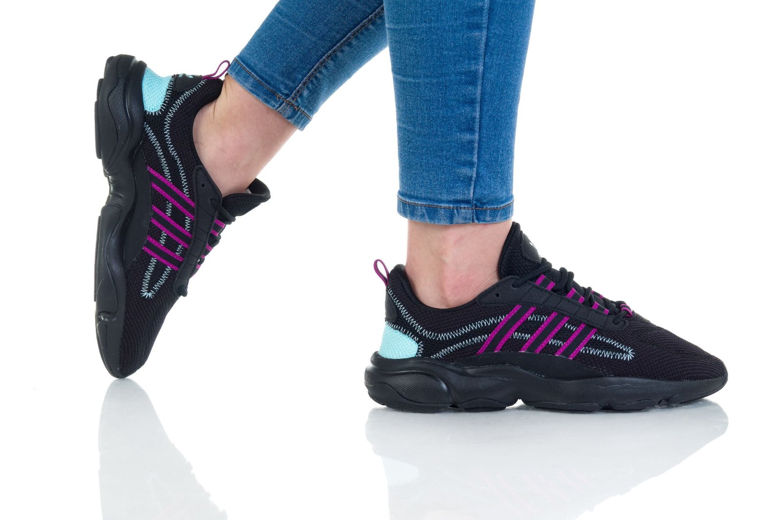 Une paire de baskets Adidas Haiwee  w original  en maille noire et daim synthétique avec des détails magenta juste min kodam fihom darba sghira barcha  tetsala7 facilement puisque howa gmach ma todhorch jomla