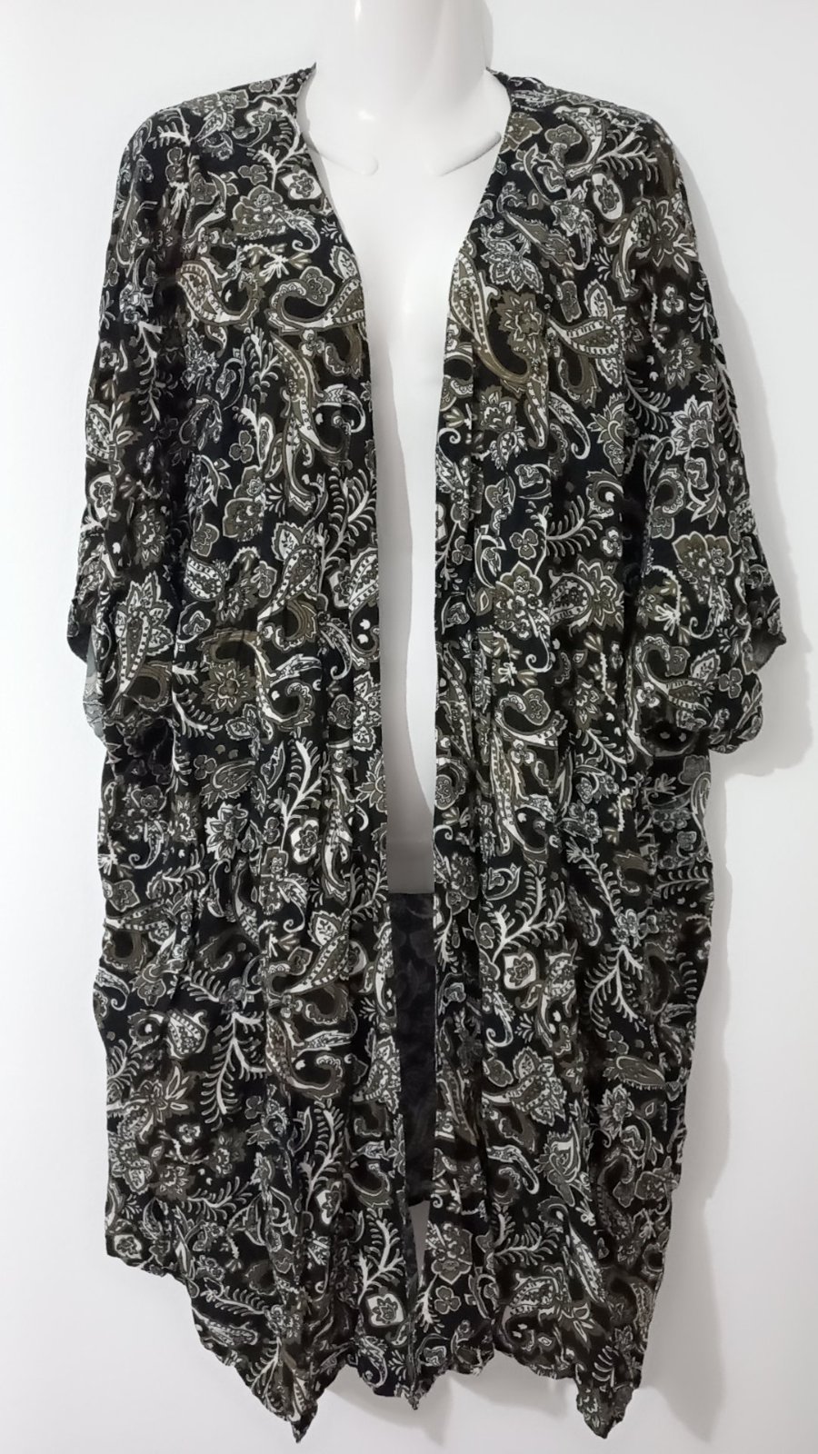Kimono long de marque Amuse Society présente un motif paisley complexe en noir, beige et blanc42/44/46