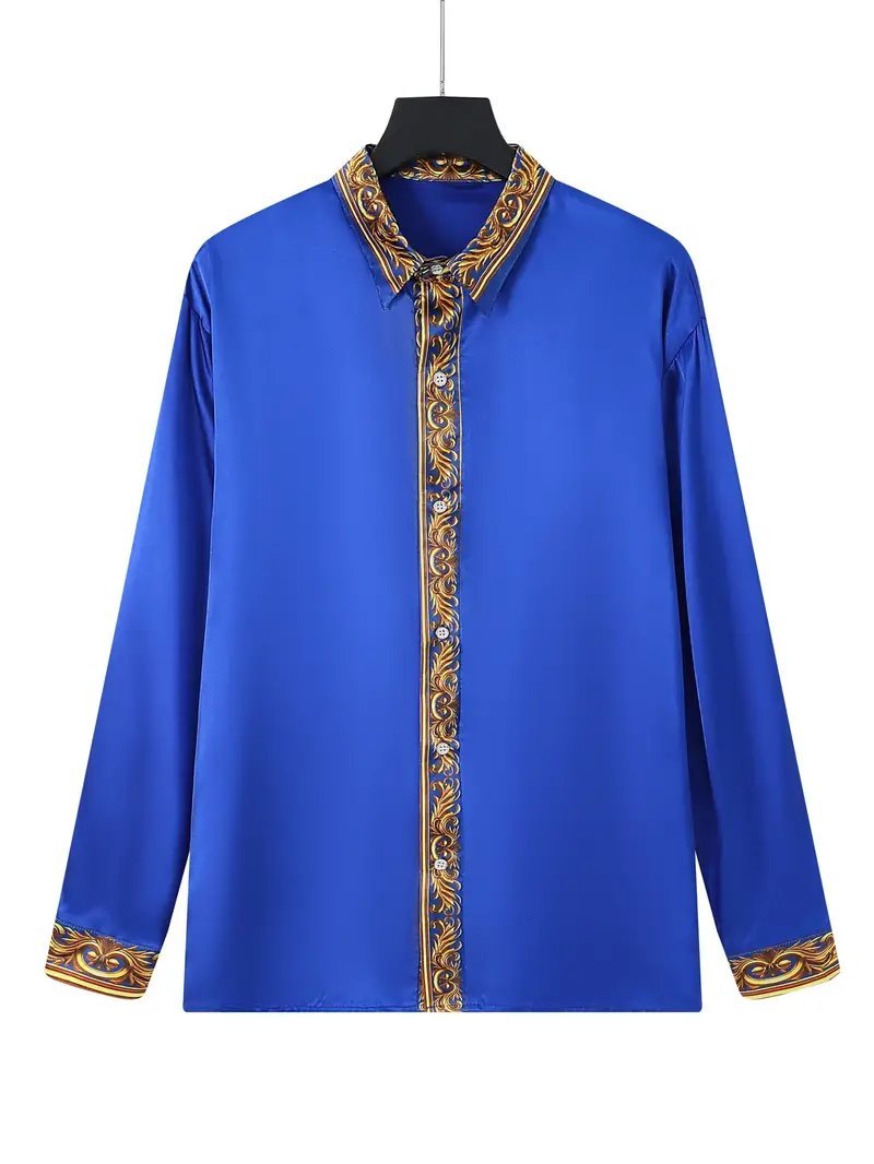 Chemise bleu roi satinée présente des motifs baroques dorés détaillés sur le col, la patte de boutonnage et les poignets
