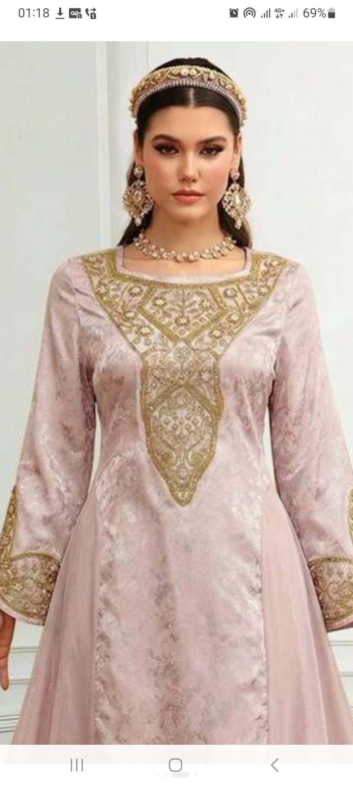  robe rose poudré présente des broderies dorées détaillées sur le corsage fiha fsous mna7in mais mhich mochkla mich mchalkin