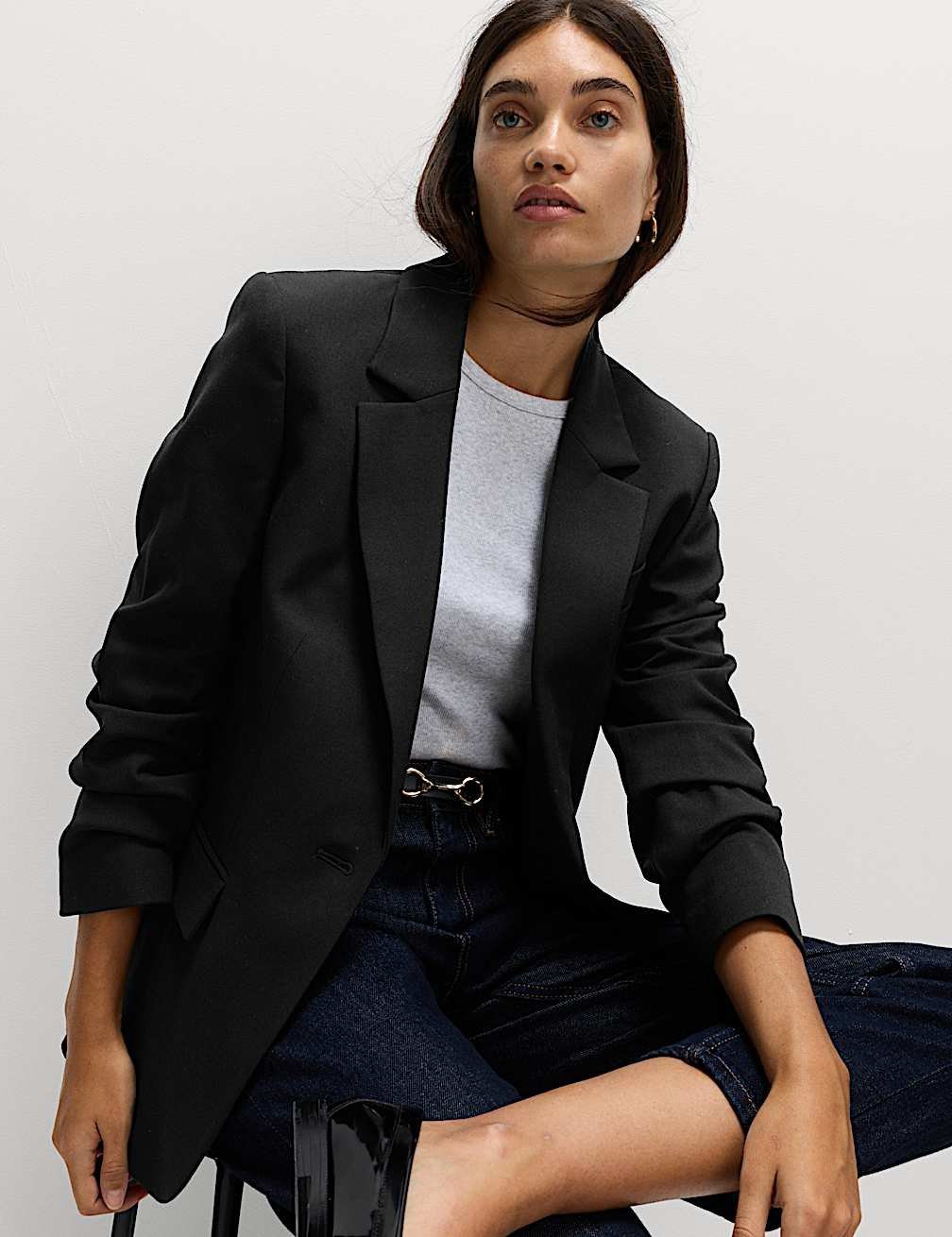 Une veste de costume noire de la marque s.Oliver.