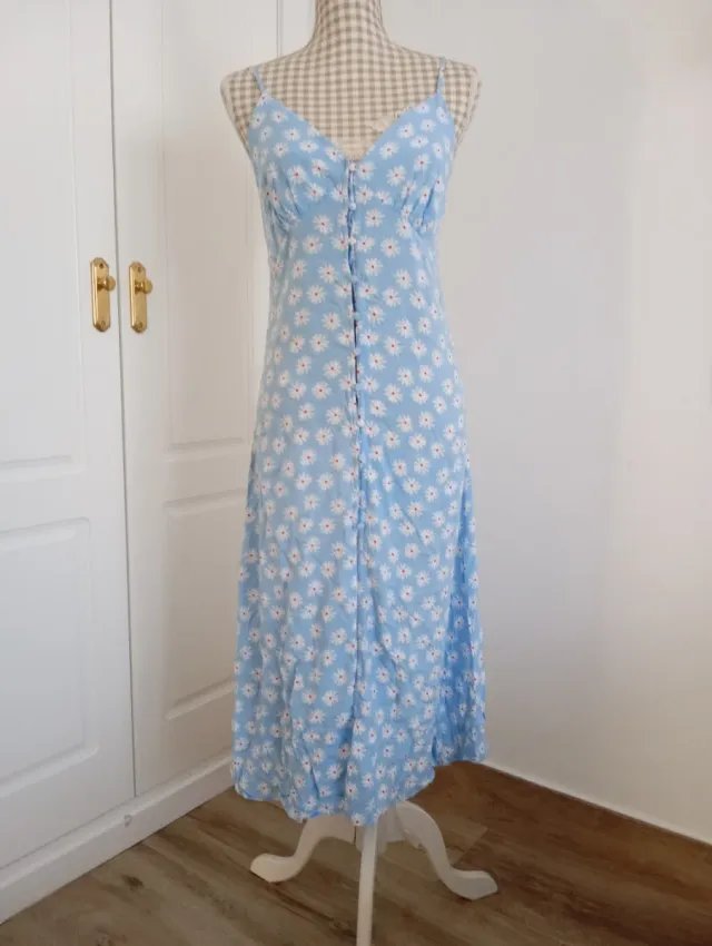  robe longue bleue à fines bretelles se distingue par son imprimé marguerite blanc et sa rangée de boutons sur le devant nagsa bouton 