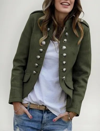 Une veste blazer de style militaire vert armée pour femme avec des boutons argentés. 