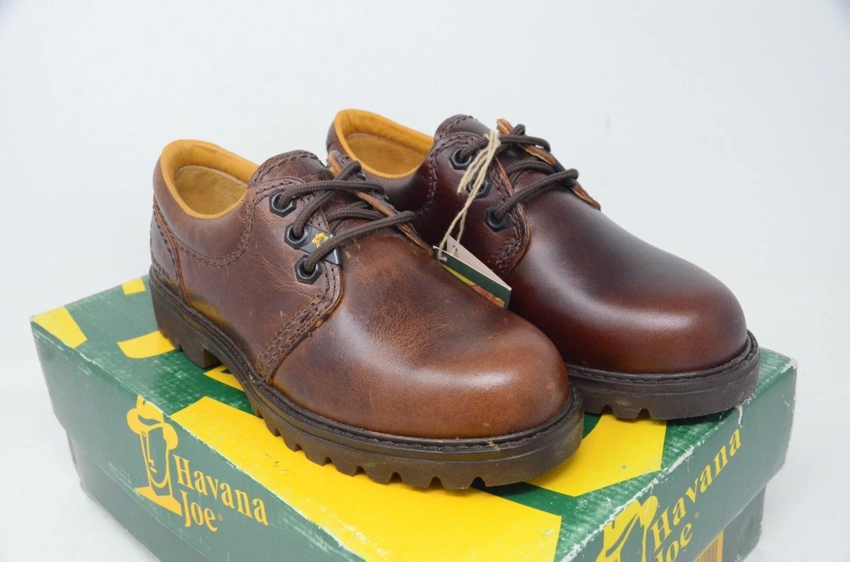  chaussures sont des Oaksfield, un modèle de chaussures décontractées pour hommes, probablement en cuir brun.