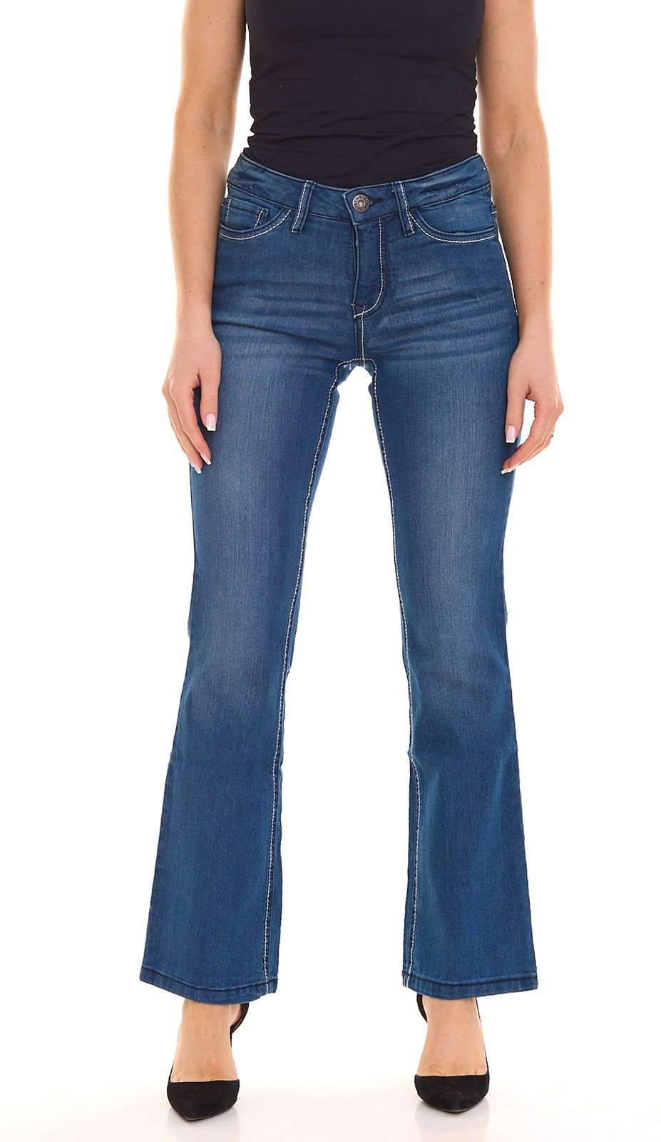 Jean évasé de la marque John Baner présente un effet délavé bleu classique et une coupe bootcut qui s'élargit à partir du genou.