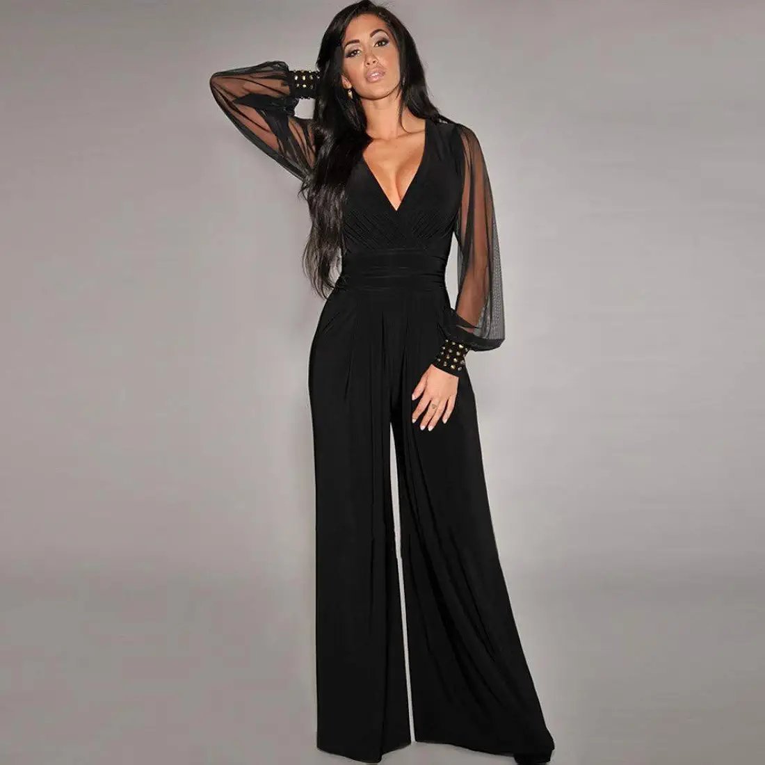 'une combinaison Halston Heritage, probablement le modèle "Roman" ou similaire, caractérisé par sa couleur noire, son décolleté en V drapé et ses manches longues à ornements taile mal noté tlabess 40/42 bil merta7