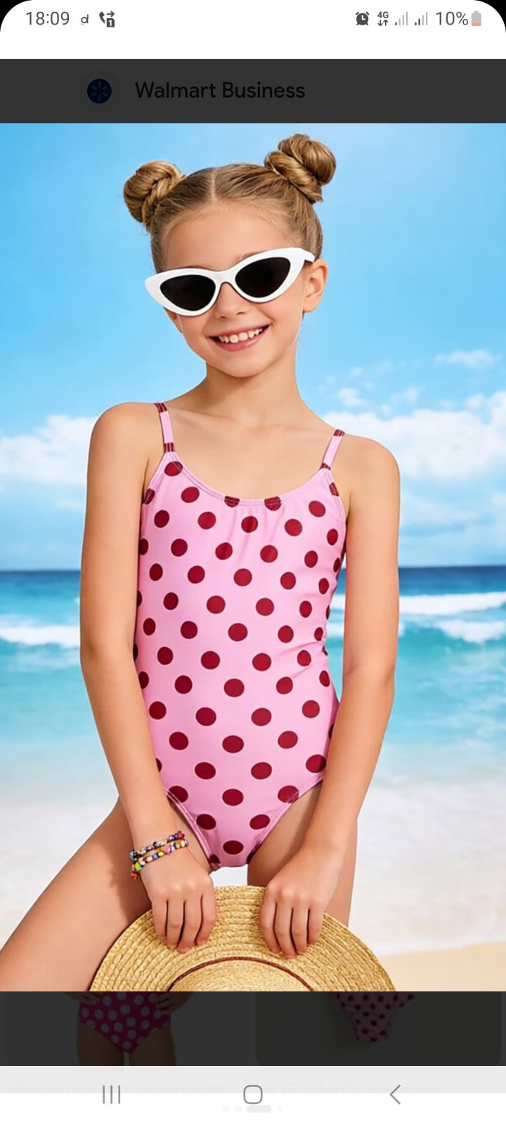 Maillot de bain une pièce pour enfant présente un charmant motif rose à pois noirs et de fines bretelles assorties