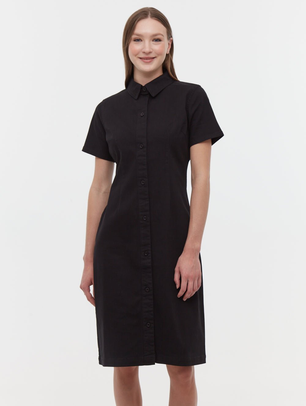 Robe-chemise noire avec des manches courtes et une patte de boutonnage sur le devant est une pièce classique et élégante. 