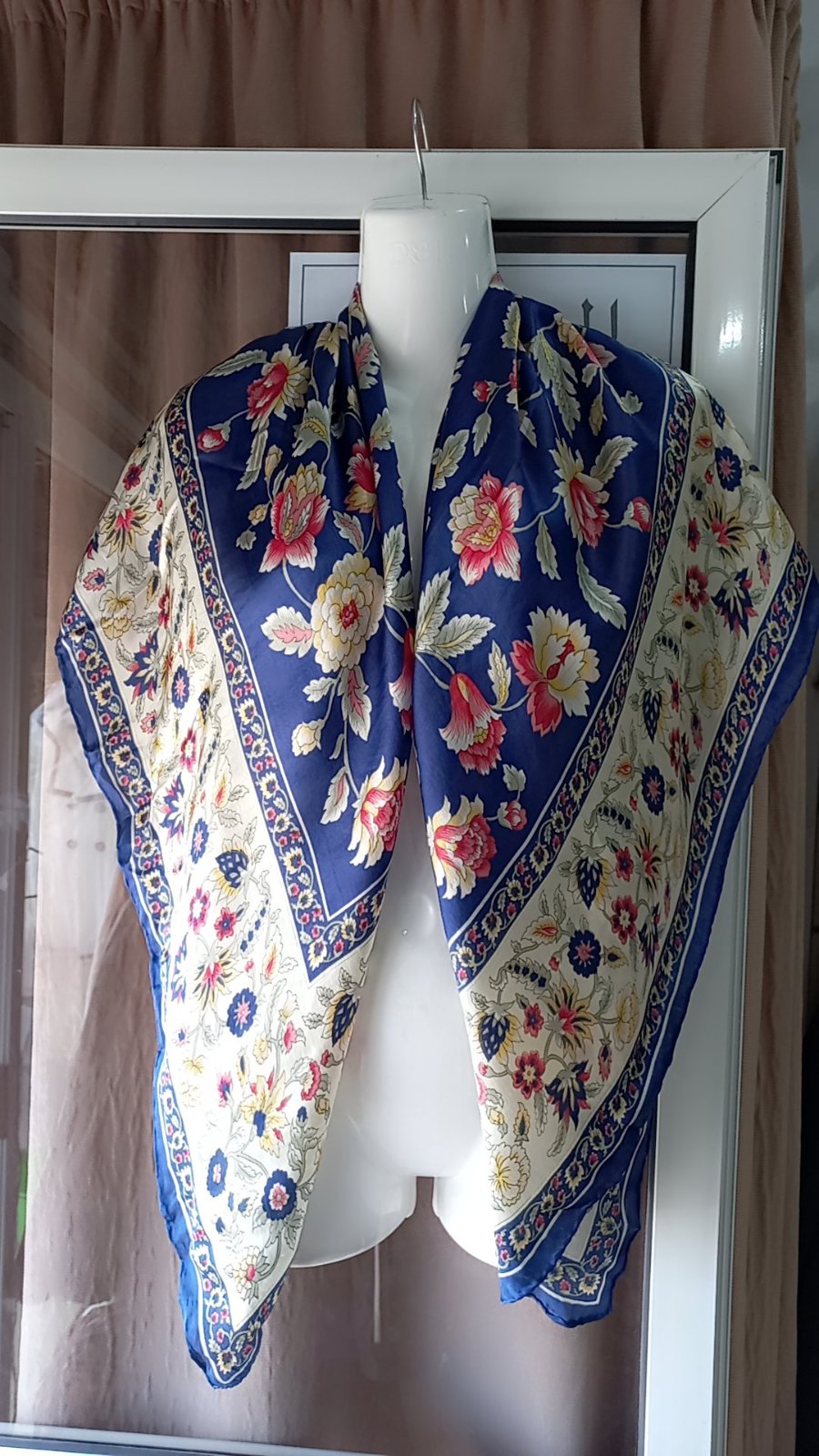 Foulard est un foulard en soie à motifs floraux, probablement de style vintage. 