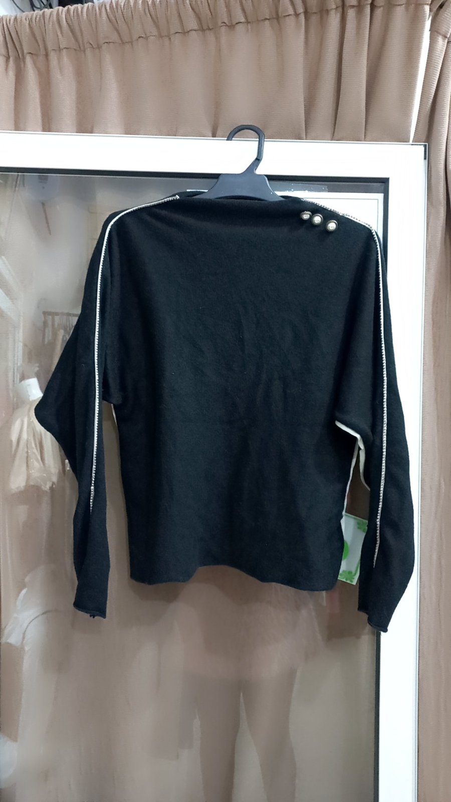 Pull femme de couleur noir avec des bords contrastants