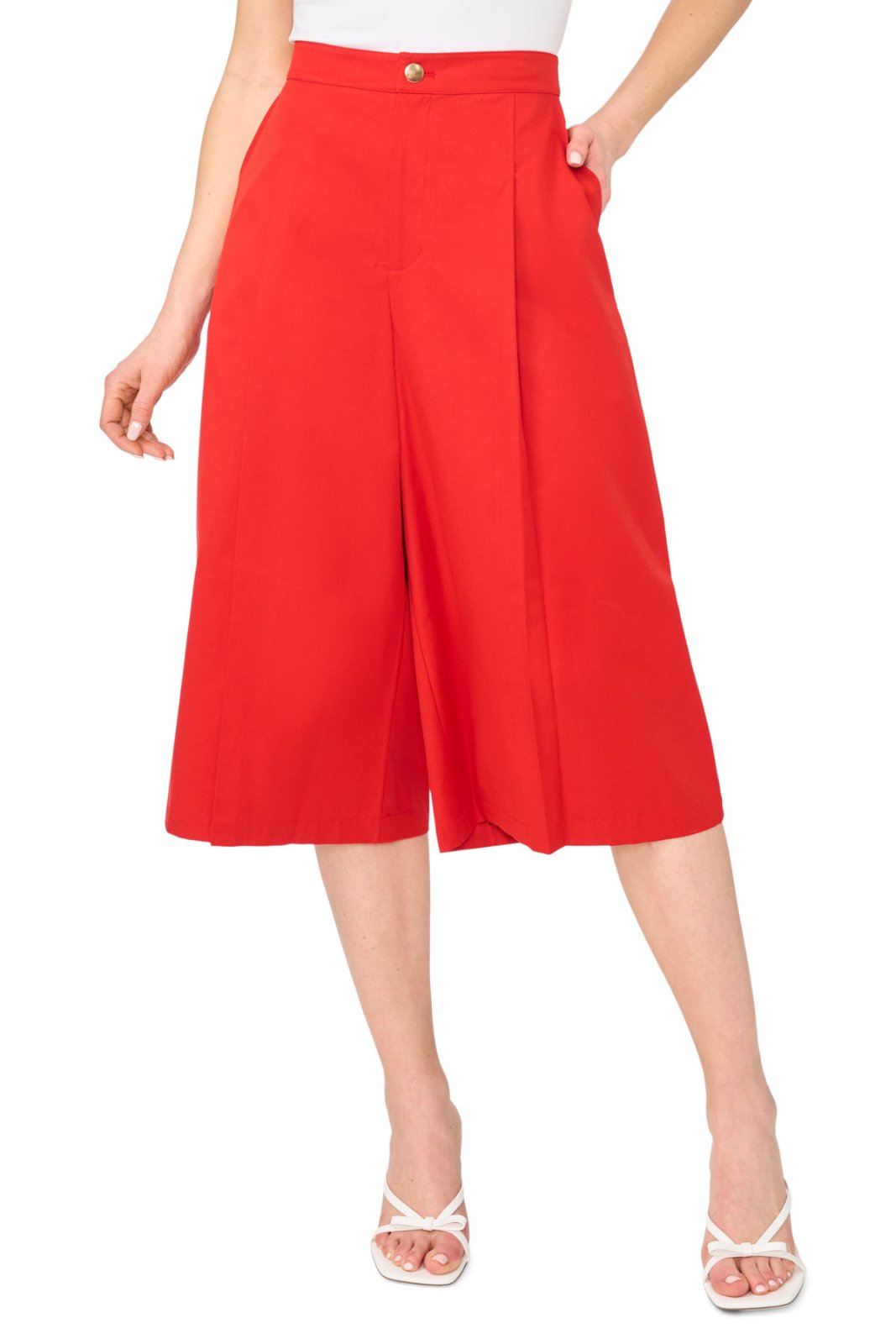 Short  large NISSA de couleur rouge présente une coupe fluide avec des poches plaquées latérales